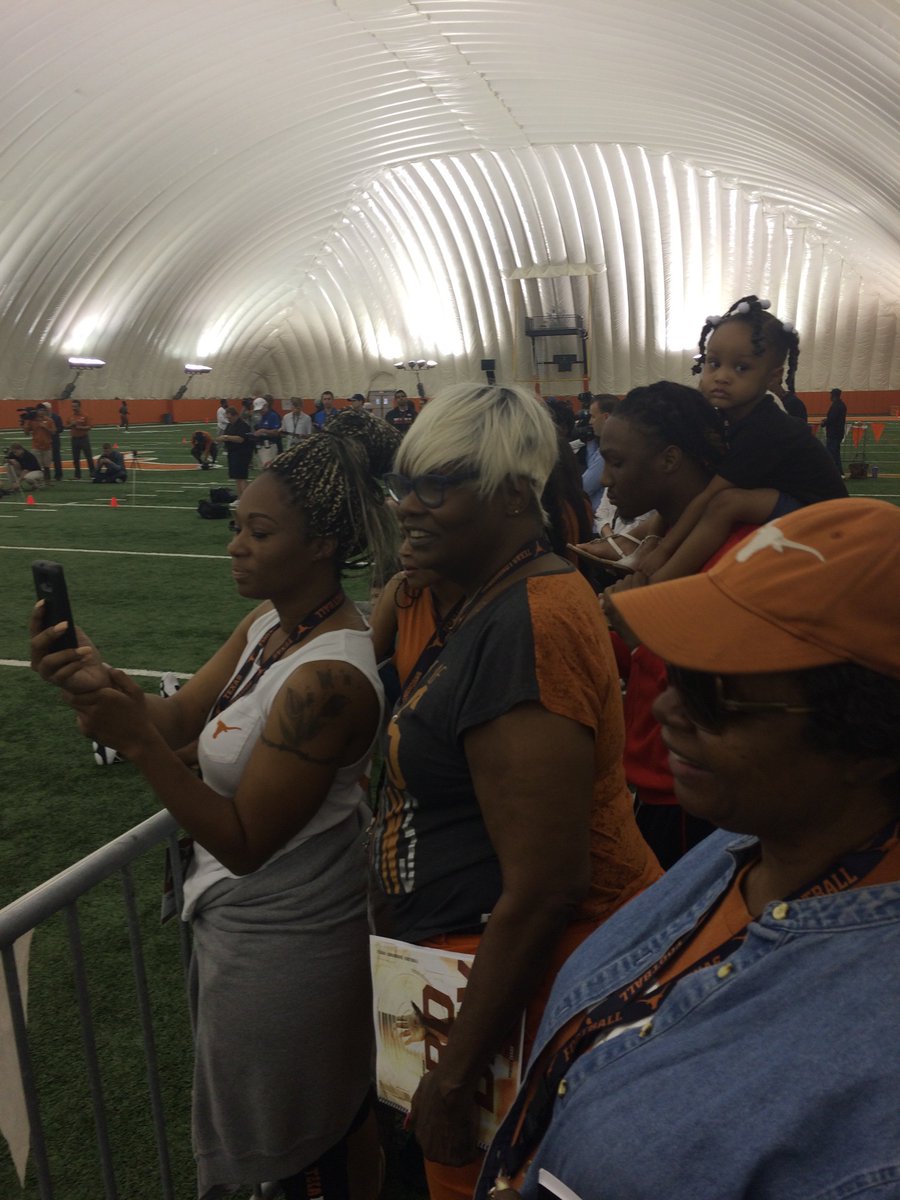 HyghOnFOX7's tweet photo. Former UT RB DโOnta Foremanโs family watching him on UT pro day. #hookem #utproday https://t.co/tD1sqldTOn
