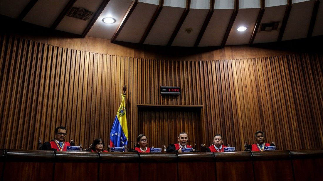 NituPerez's tweet photo. TSJ elimina inmunidad de la actual Asamblea y ordena a Maduro aplicar Estado de Excepción https://t.co/VIB2ABuOXG https://t.co/OtAc8q6XGQ