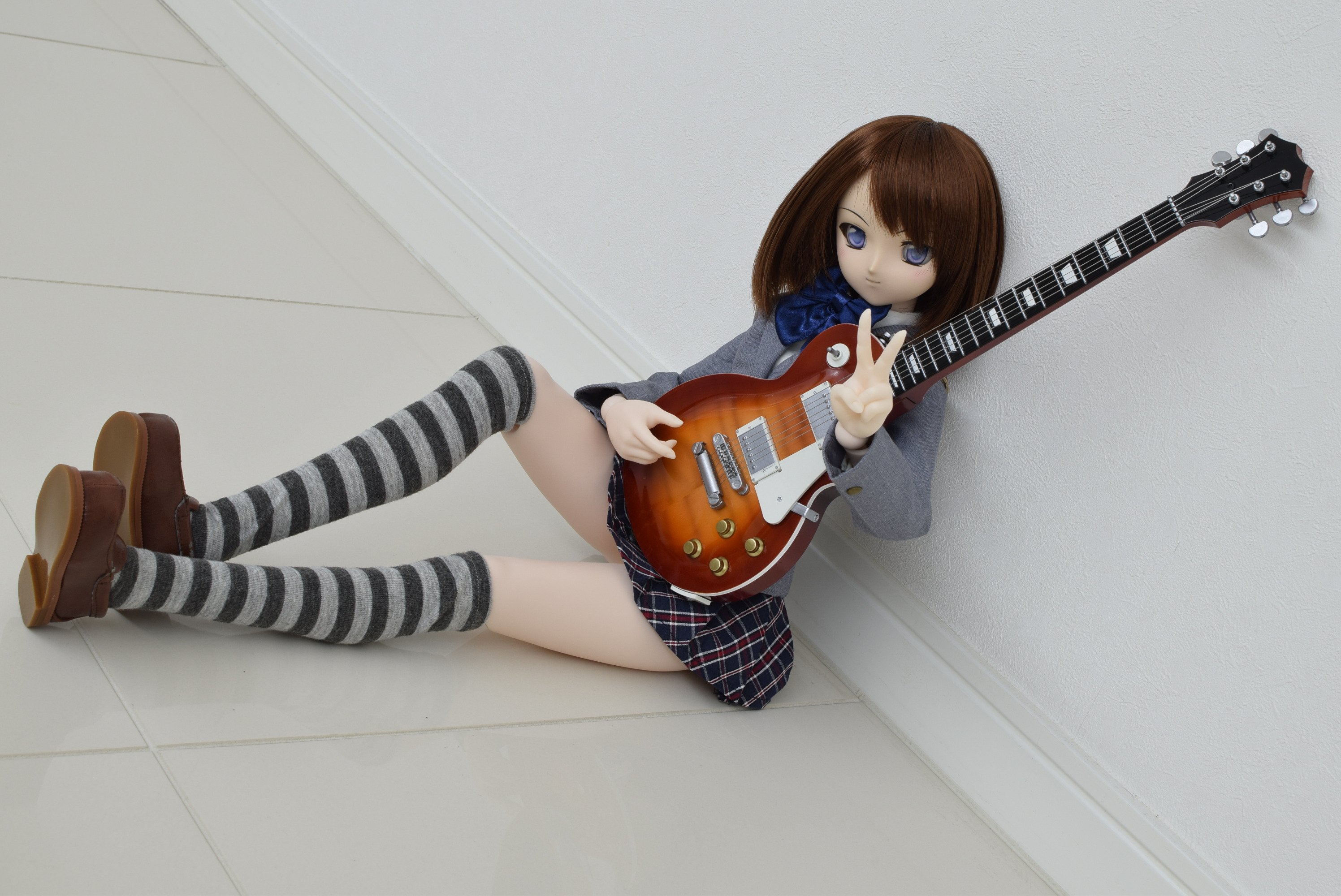 どらっち 3 28 お題 かっこいいポーズ ギターを披露するということでイメチェンしてもらいました びっくりしたどらっち 実はアタシ ギター弾けるんだよね 深夜のドール撮影60分一本勝負 T Co Cuzbmjbspf Twitter