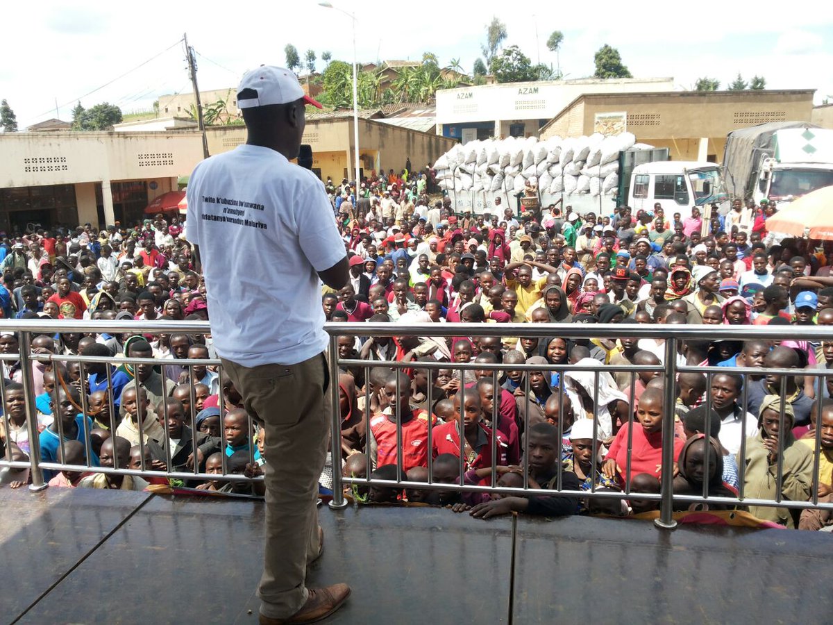 RwandaHealth's tweet photo. Over 5000 #Rwanda attend #IntegratedHealthCampaigns on #FamilyPlanning #Malaria #HIV &amp; other health priorities @NYAMAGABE @RwandaGov https://t.co/YJqAwx1WgT