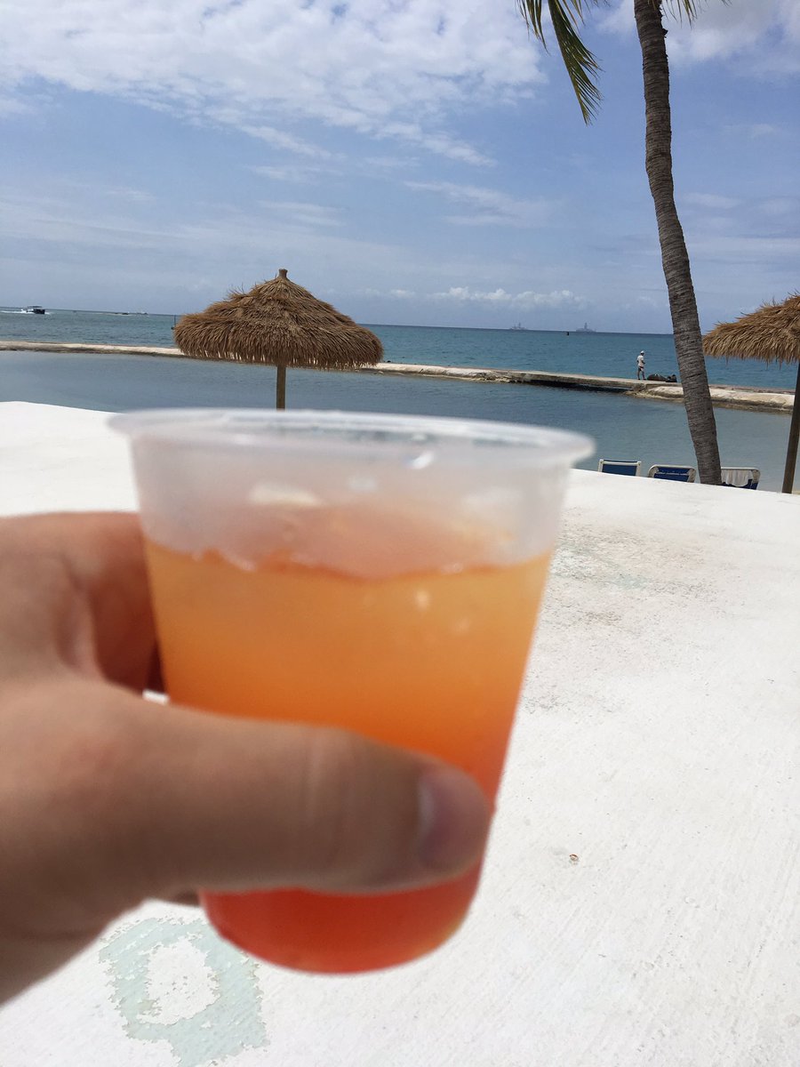 MrSoprano21's tweet photo. #BeachLife #Aruba #CocktailReady https://t.co/cqLN0rBlpo