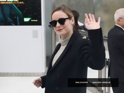 brielarson_us's tweet photo. HQ photos of #BrieLarson arriving at Narita International Airport, Japan (March 13) - https://t.co/dlpuibNdof https://t.co/Qt8hhKLHe2