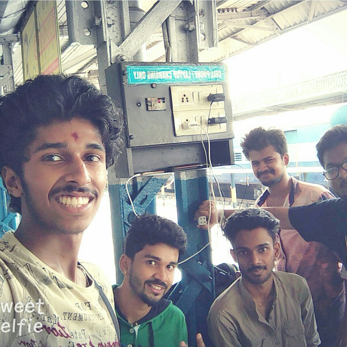 Srisrikant14's tweet image. @IndiaKaIdea @abhayjere Our team on the way..#Worlds biggest Hackathon #SIH17 ..@abhayjere #GoTechSols
