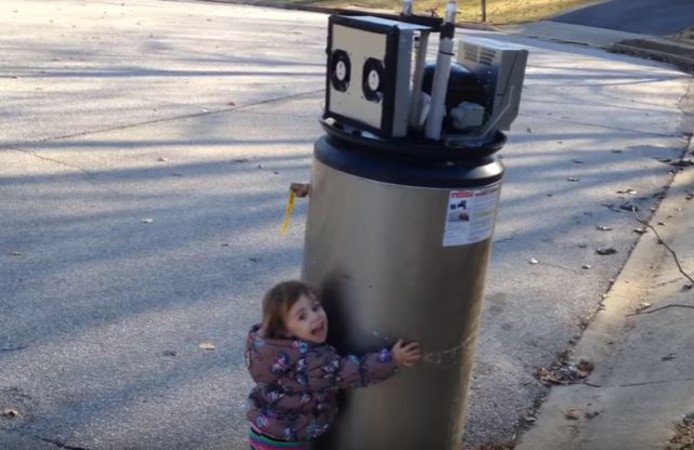 ADnl's tweet photo. 'I love you robot!' en geef dit meisje eens ongelijk https://t.co/dHSuyfTSqs https://t.co/7PbiWweBeA