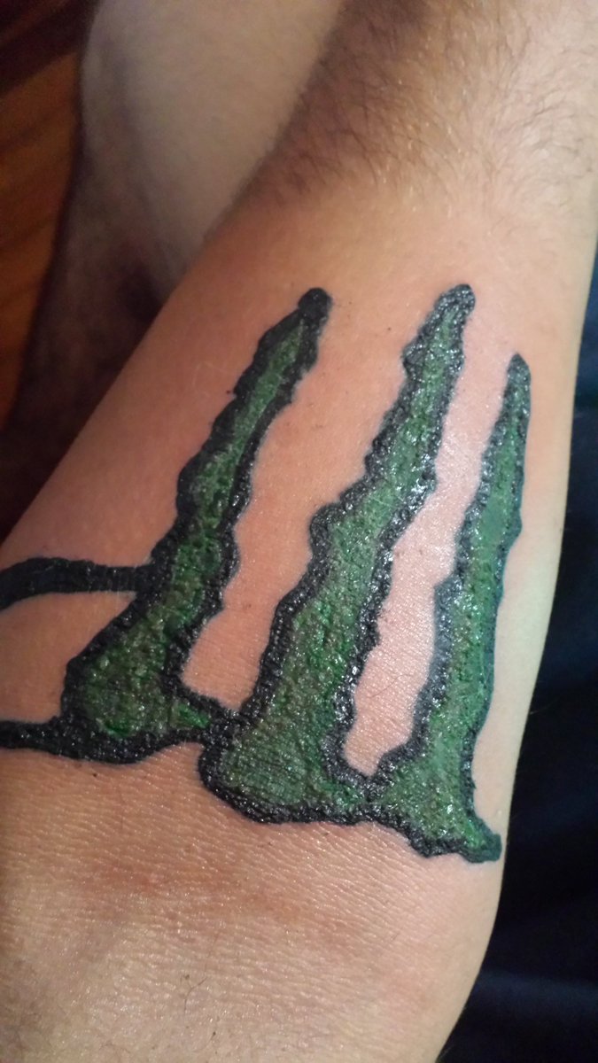 Chasinallday's tweet photo. I've never had a color tattoo 👀is it supposed to peel like this? https://t.co/WbntGy5Npa