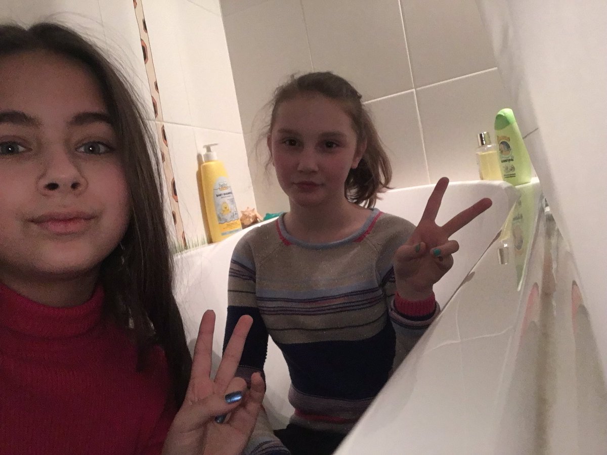 Был хороший день 😘😀мы веселились и много смеялись (: если вы спросите , что мы делаем в ванне ? Я не знаю 😂