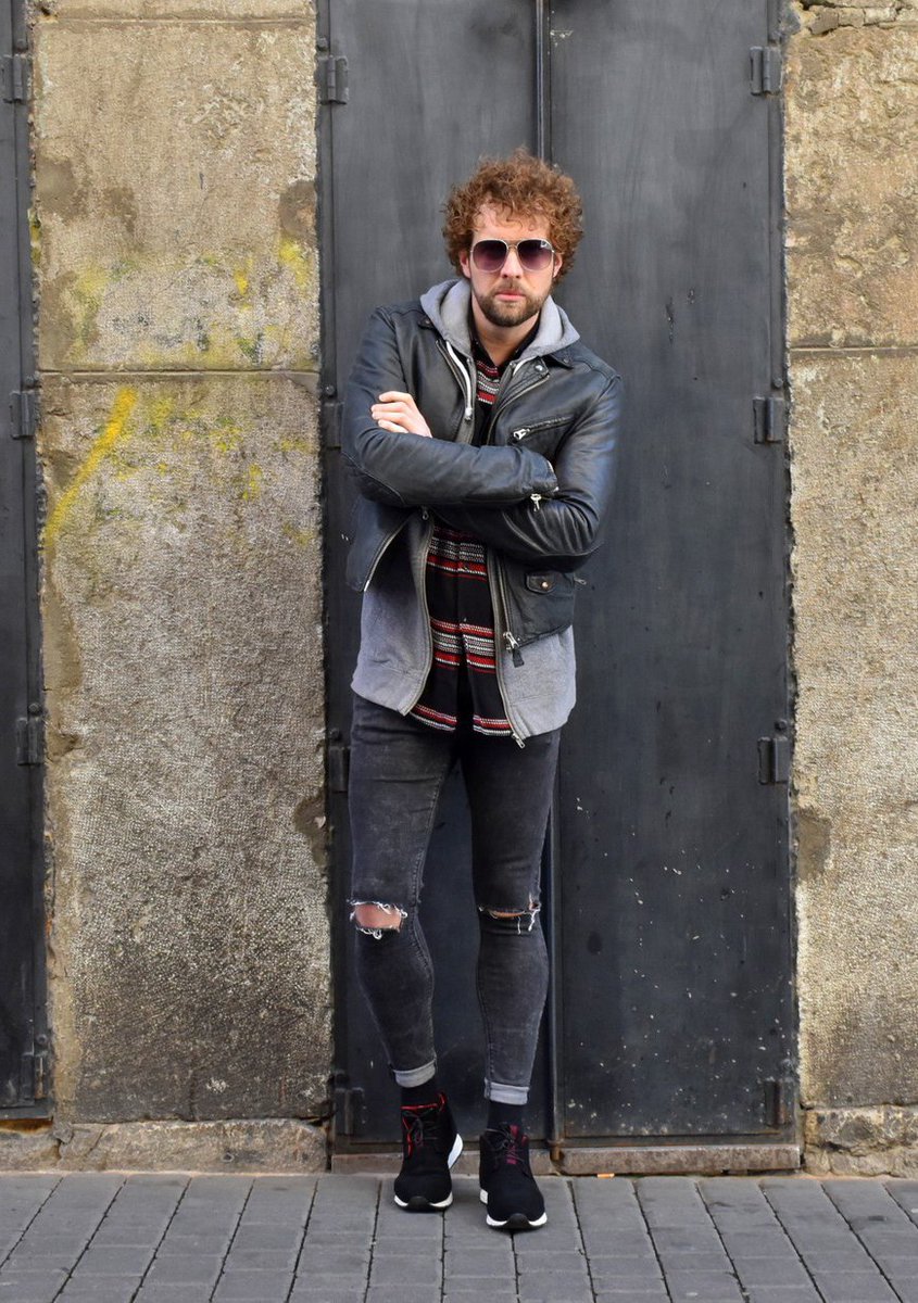 enzotesoti's tweet photo. .@TheFridayLord con look urbano guerrero con nuestras sneakers E803512 Indie #menstyle #alternative #rock #streetstyle https://t.co/5kzYubsh2j