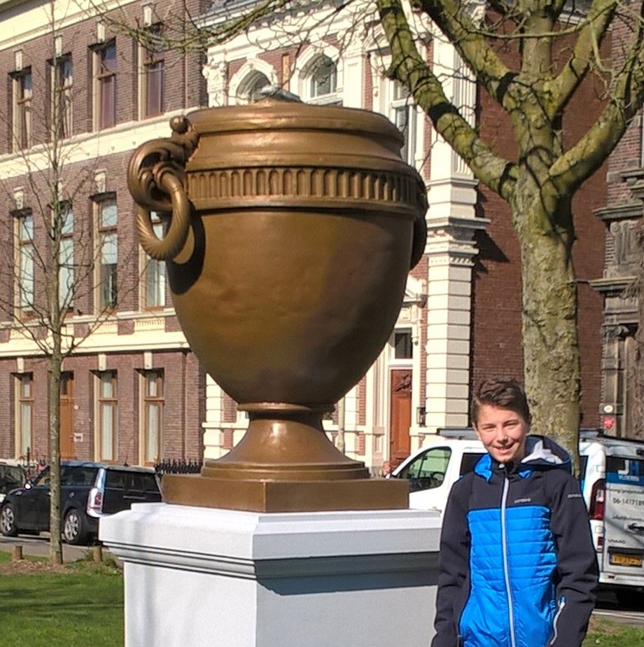 Stagiair Steven ontdekte dat de vaas op de Heresingel vanochtend weer terug geplaatst is. Nu hier nog een exotische plant in zoals vroeger?!