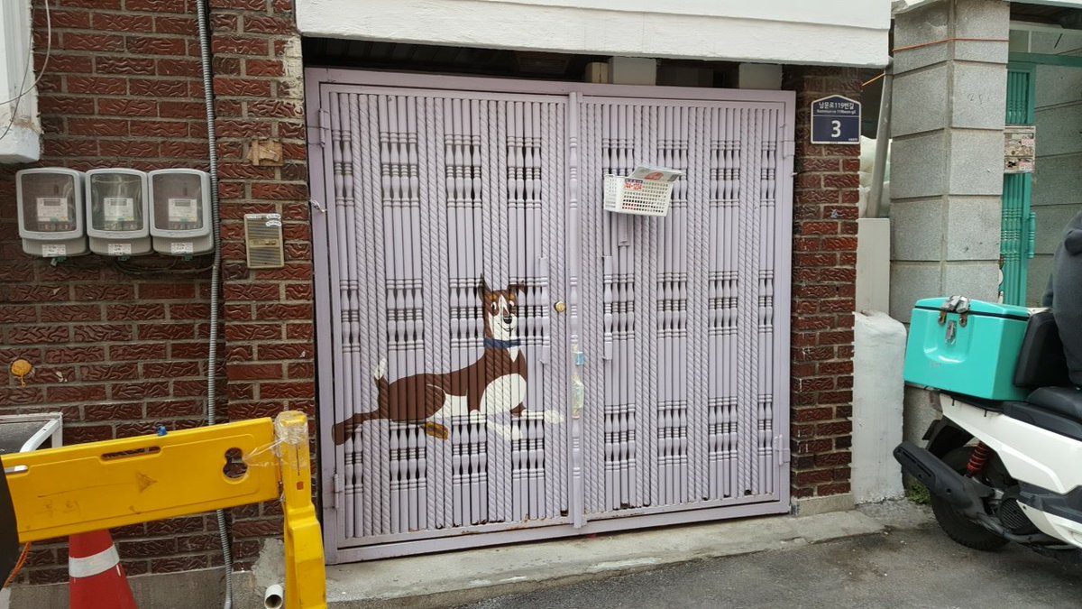 <청결,안전>한 거리,
대문마다 동물 등 아름다운 그림이 수 놓아져 있고 가스관이 도색된 골목길, 
그 곳이 바~로 <태평4동>입니다.
현재 공동체일자리 사업으로 계속되고 있으며
가스관에도 기 형광물질의 도포로 범죄예방도 함께 되고 있지요^^~