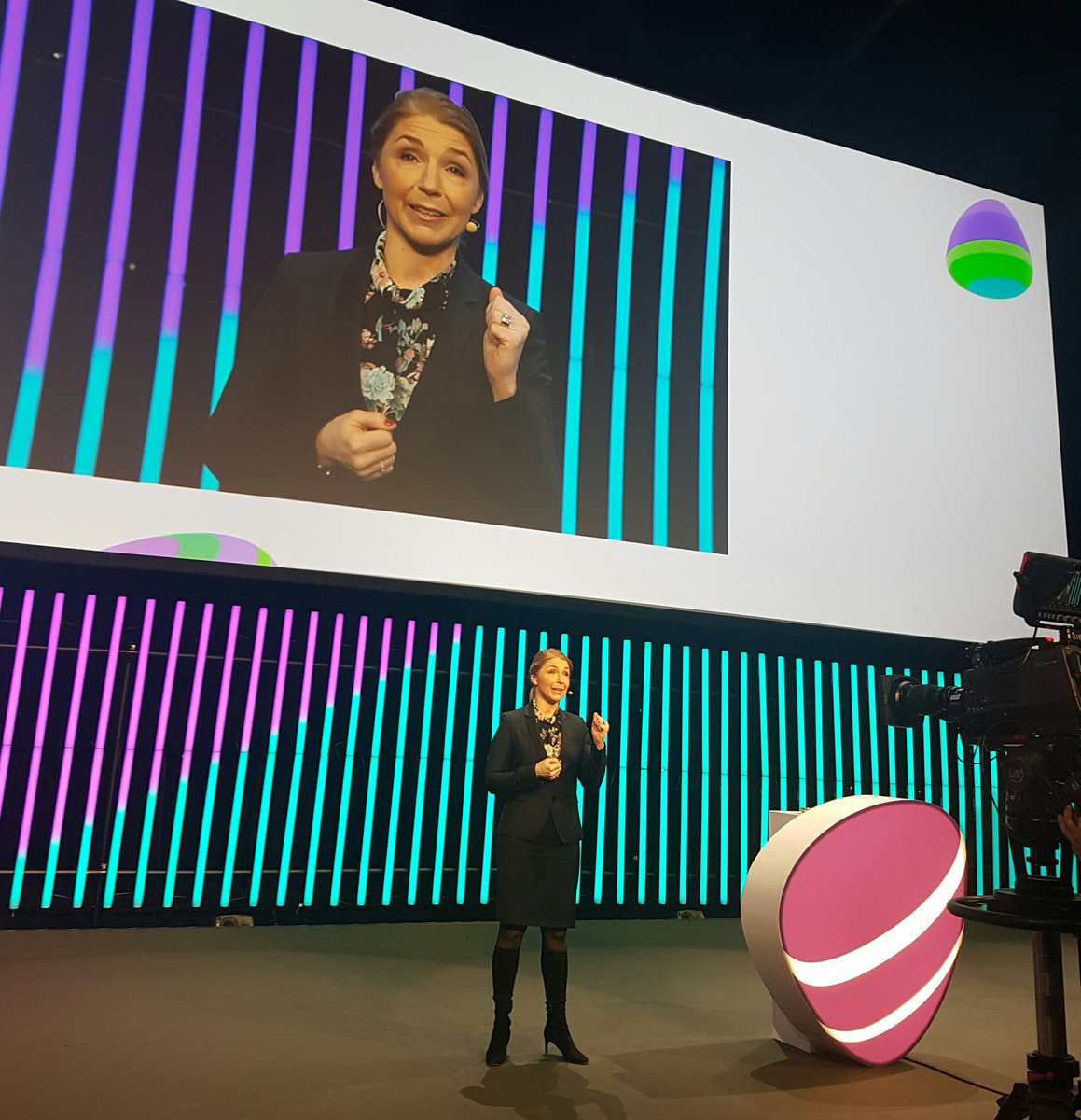 TestonTestsson's tweet photo. Nu drar årets företagsevent igång. Telias @RehmanCharlotta inleder starkt. Inte på plats? Häng med i vår livesändning!   #TeliaC2B https://t.co/aMa5ZDAU69