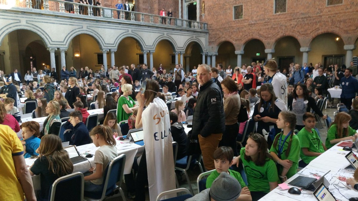 smartsthlm's tweet photo. Nu är #stadshushacket igång! Flera hundra femteklassare från hela Stockholm på plats för att koda. #smartsthlm https://t.co/bm5E78rsxS