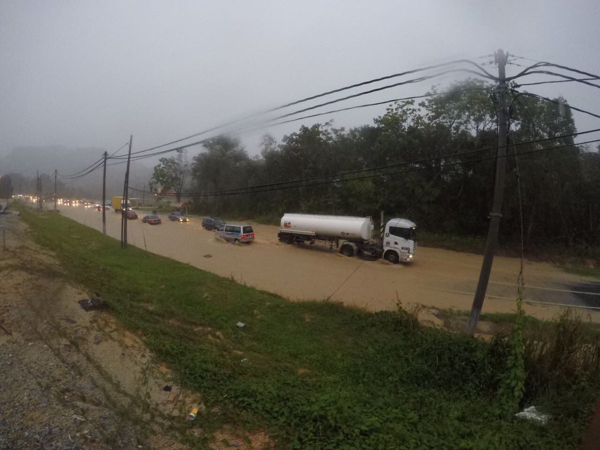 n9Jangx's tweet photo. Tampin - Banjir kilat berlaku di jln menuju Tampin-Seremban di sekitar Taboh Naning.
credit #itkCrew https://t.co/XLBbFxNq6b