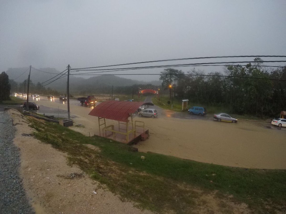 n9Jangx's tweet photo. Tampin - Banjir kilat berlaku di jln menuju Tampin-Seremban di sekitar Taboh Naning.
credit #itkCrew https://t.co/XLBbFxNq6b