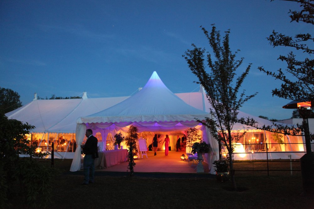 Pagodas and walkways, such a nice touch on a lovely marquee. beupstanding.co.uk/pagodas-walkwa…  #SUAsaturday