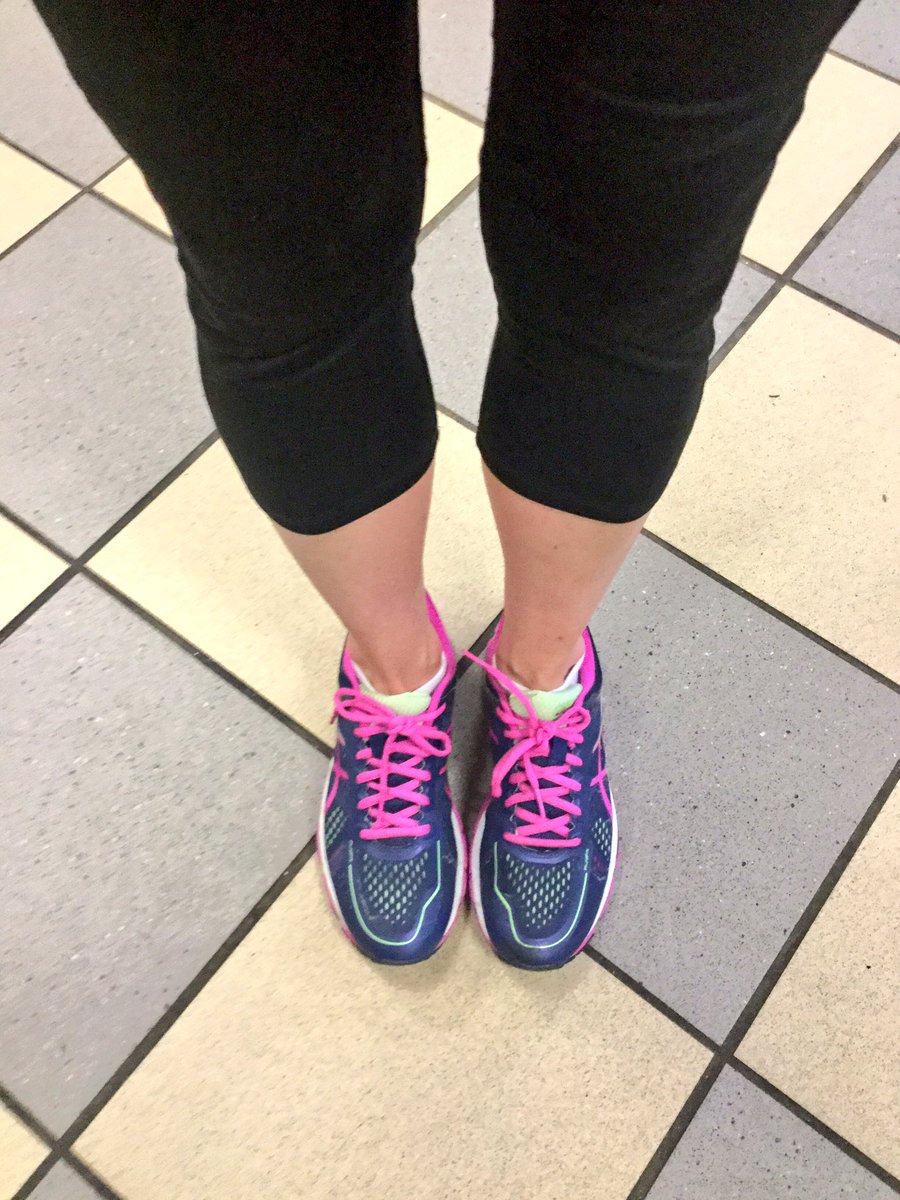 Emjay1028's tweet photo. #Capris #running #weather and #pinwheels over @kupels - must be #spring! #ViewFromMorningRun #Boston #Brookline #LargeIced #MJRunsOnDunks https://t.co/wYdJsCCt2V