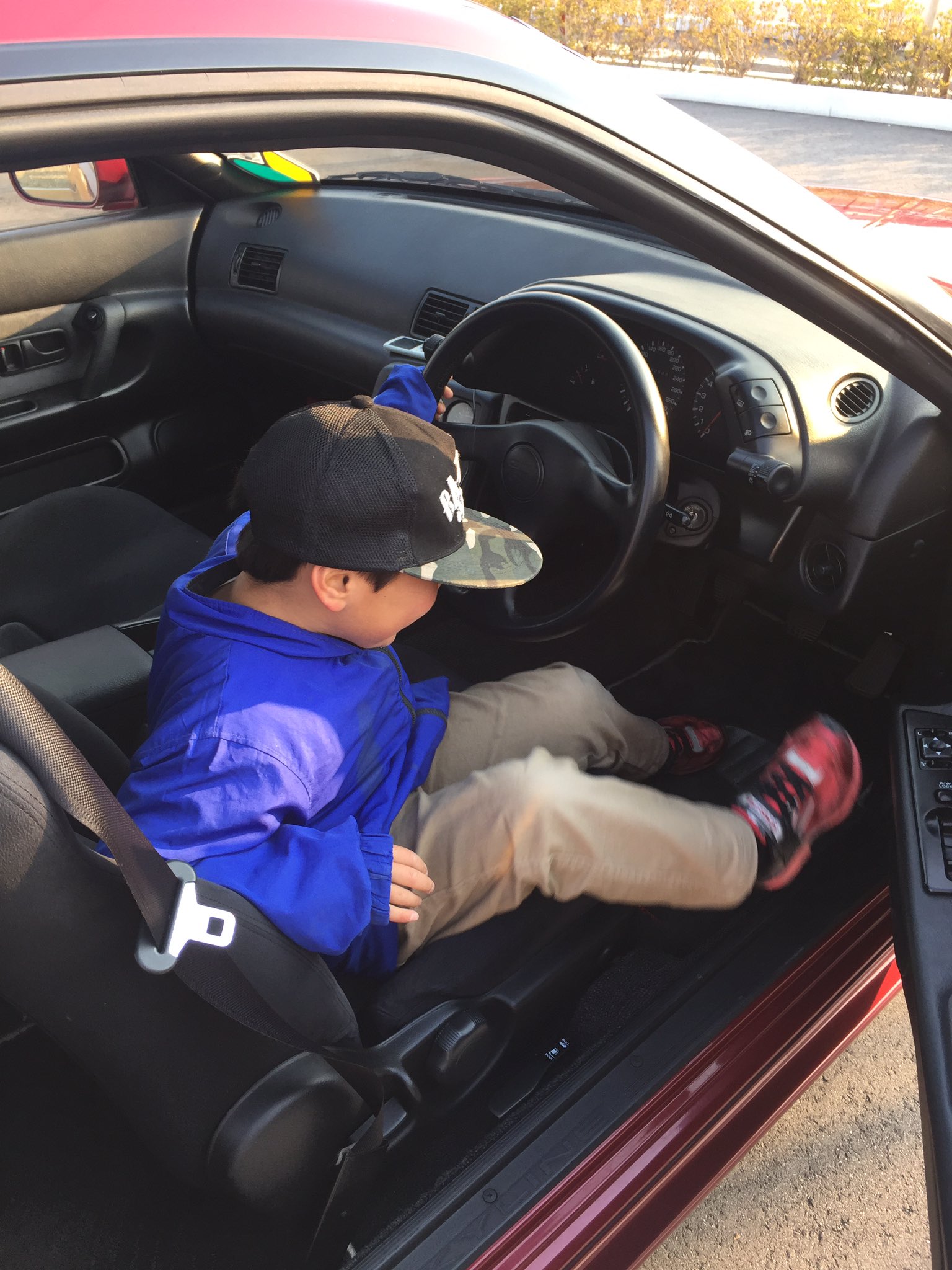 かっちゃﾏﾝ 今日小さい子に運転席乗せてあげたら こういうかっこいい車俺も乗る って言ってくれた 今の小さい 子は興味ない子多いけど こーやって車に興味持ってくれたら 車も喜ぶんじゃないかな T Co L3beq2ktqf Twitter