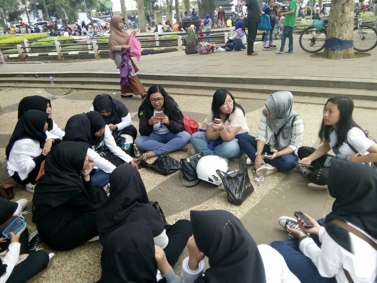Saat menentukan tanggal pembuatan buku alc bersama-sama.. smua pegang hp liat kalender