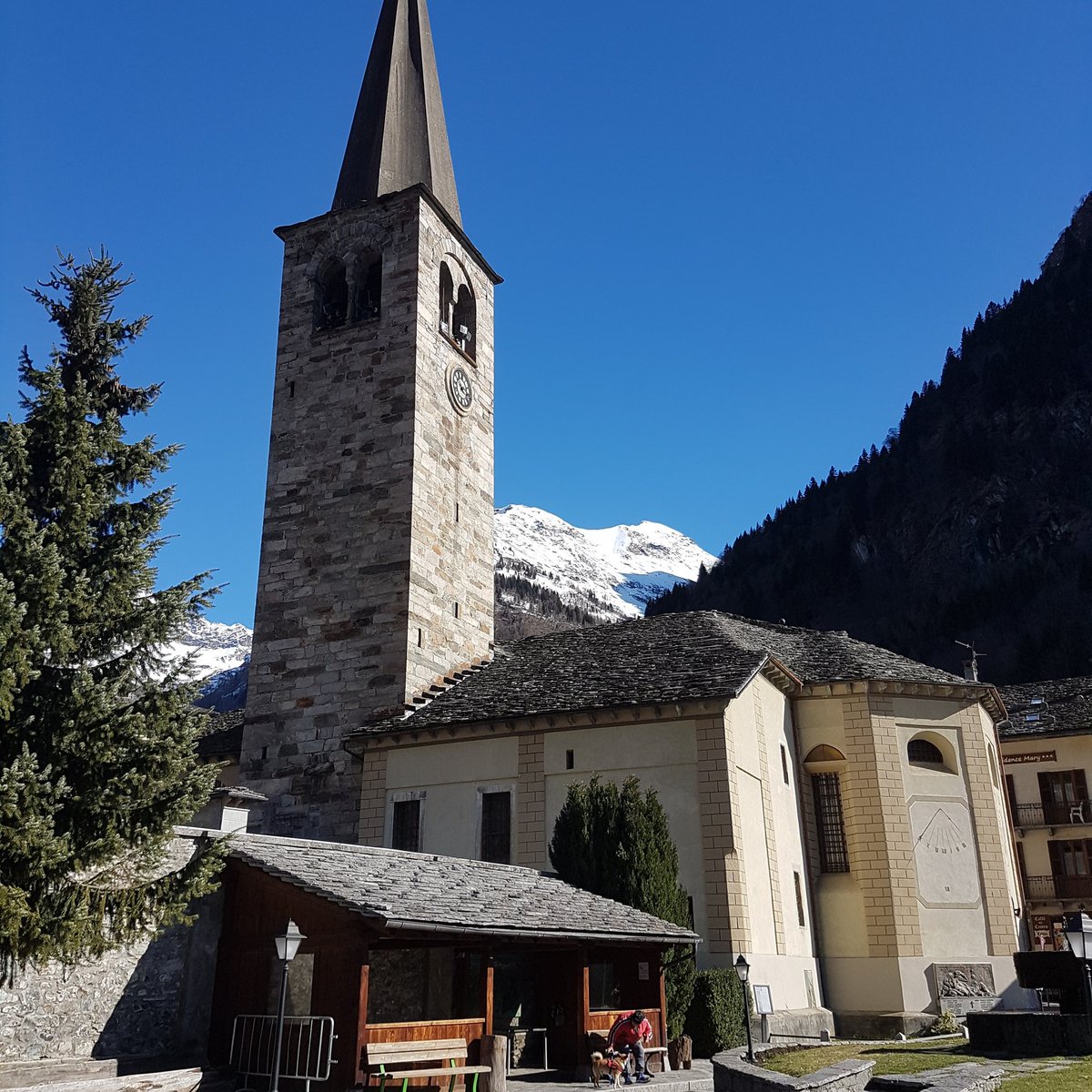 Chiesa di s. Giovanni oggi superstar nel blu #alagna #visitmonterosa  #mountainholiday #welivetoexplore #beautifuldestinations #walkaround