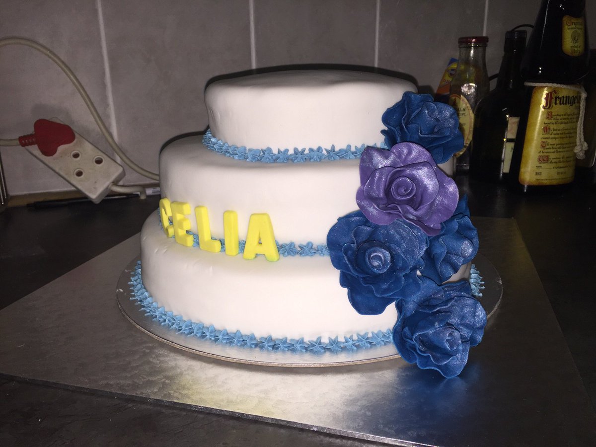 DearCakeCT's tweet photo. Traditional fondant cakes with gum paste flowers, perfect for many occasions. #bakingbliss #baking #amazingcake #edibleflowers #capetown ... https://t.co/30AuprCULh