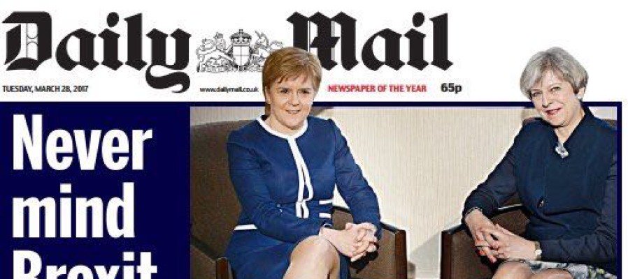 laSextaTV's tweet photo. Indignación por la portada del 'Daily Mail' sobre May y Sturgeon: "No importa el 'brexit', quién gana en piernas" https://t.co/QnY6CT50NB https://t.co/v2mG8EHpC5