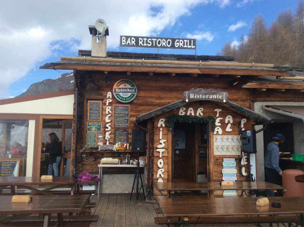 Livigno_ski's tweet photo. #TopTip for the best steak sandwich take the blue run from the #Mottolino gondola and look out for #TeaAlPlanel as you pop out of the trees https://t.co/tkAC7gvVlL