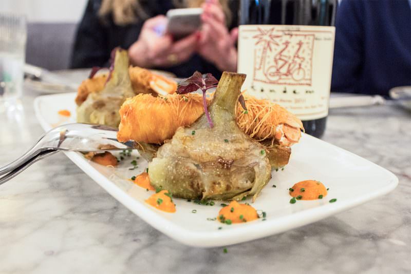 Un pincho de alcachofas al carbón con cigala crujiente, ¡marchando! Foto de <a href="/MadridCoolBlog/">Madrid Cool</a> 🍽🍷 | #MeApetece