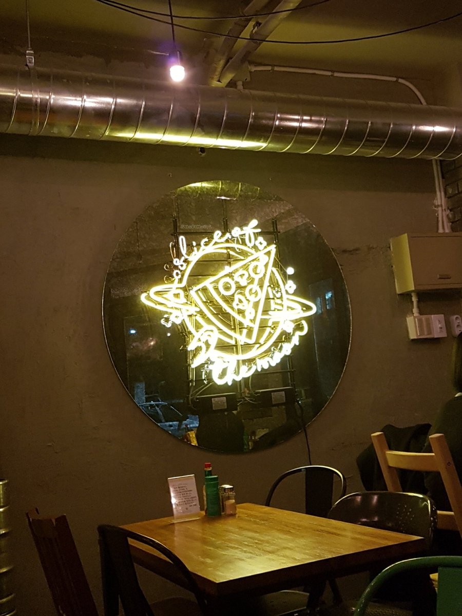 stiacthaorl's tweet photo. 😋🍕🍻 #SliceOfTheMoon https://t.co/9PoGHWw9dY