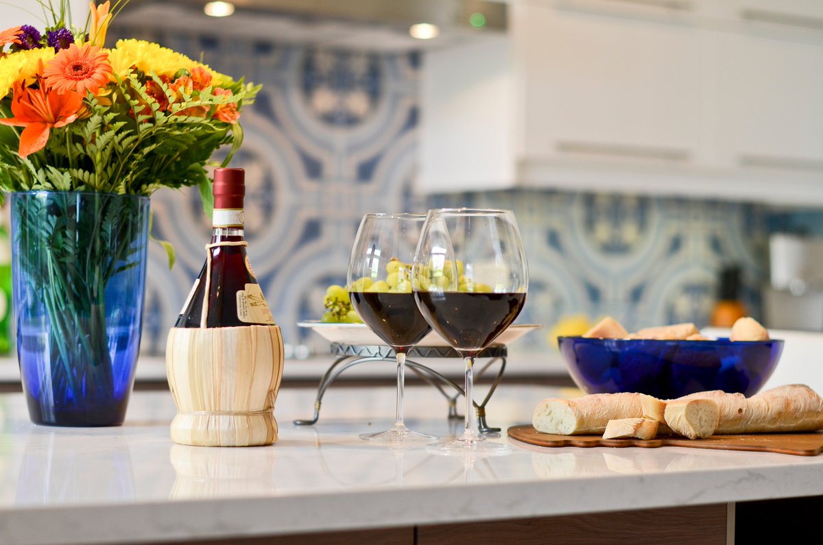 BlackWalnutKB's tweet photo. it looks like we need some colourful backsplash and fresh flowers to brighten up this grey Tuesday morning. https://t.co/aEBxBEbJZX