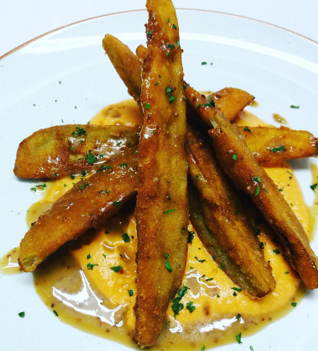 restaltoque's tweet photo. Otro de nuestros deliciosos platos de la nueva carta 👉🏼 berenjenas fritas con salmorejo, salsa de mostaza y miel 👌🏼#RestauranteAlToque https://t.co/22n0YMDhMf