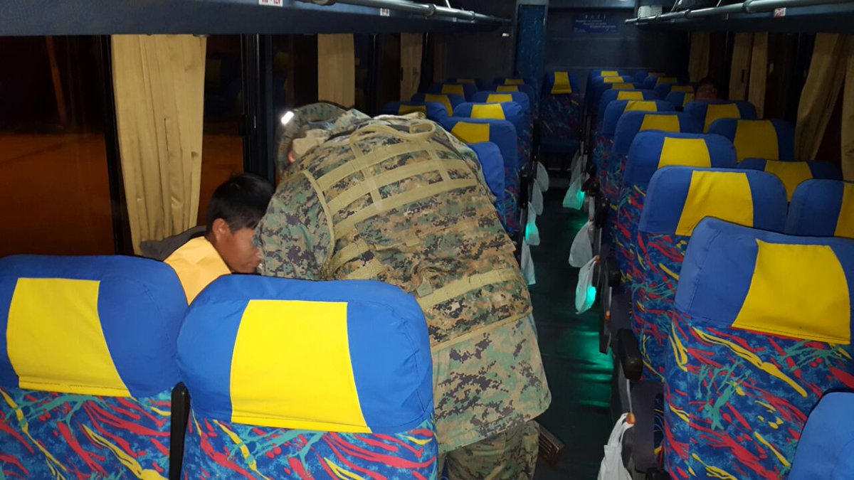 EjercitoECU's tweet photo. Batallón de Selva No 17 "Zumba" realizó operación militar de control nocturno de  armas y municiones, sector Barrio Isimanchi y vía a Chonta https://t.co/wlY5VKSBFR