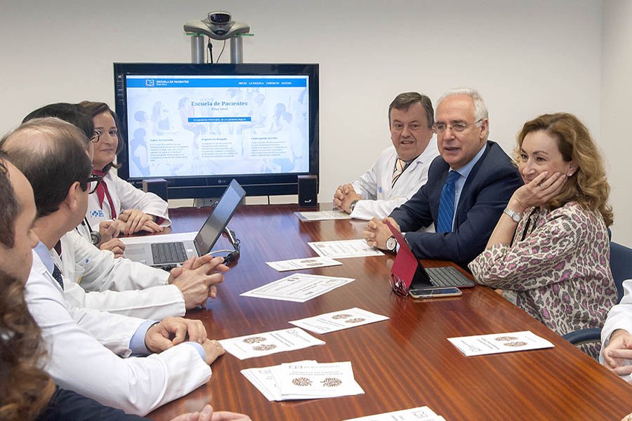 Ceniceros: "La Escuela de Pacientes pretende fomentar en los riojanos la cultura de la prevención y el autocuidado" bit.ly/2mM5PW0