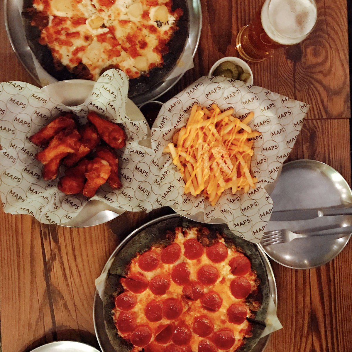 2403BROWNIE's tweet photo. 🐝🍕🍗🍻 #SliceOfTheMoon https://t.co/OD1YhUfMh3