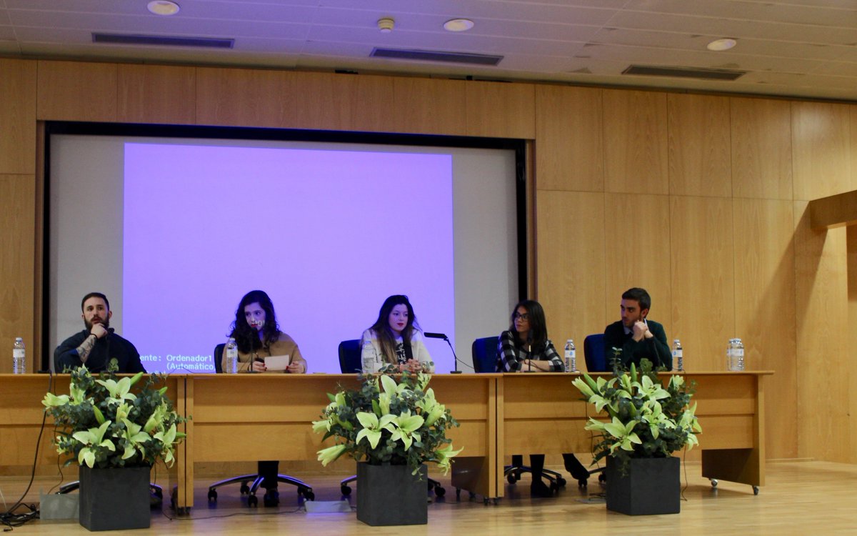 creandoURJC's tweet photo. Damos paso a la Mesa Redonda #apasodegigante https://t.co/SS6U0Oz6eO
