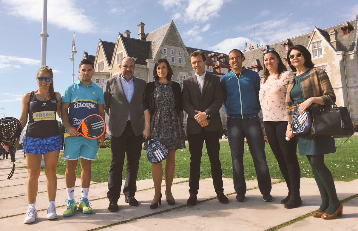 En la foto oficial <a href="/NelaBrito/">Nela Brito</a> 'cuela' <a href="/cartripadel/">Cartri.internacional</a> una pala no oficial 🤔el resto, todas oficiales @adidas_padel 👍