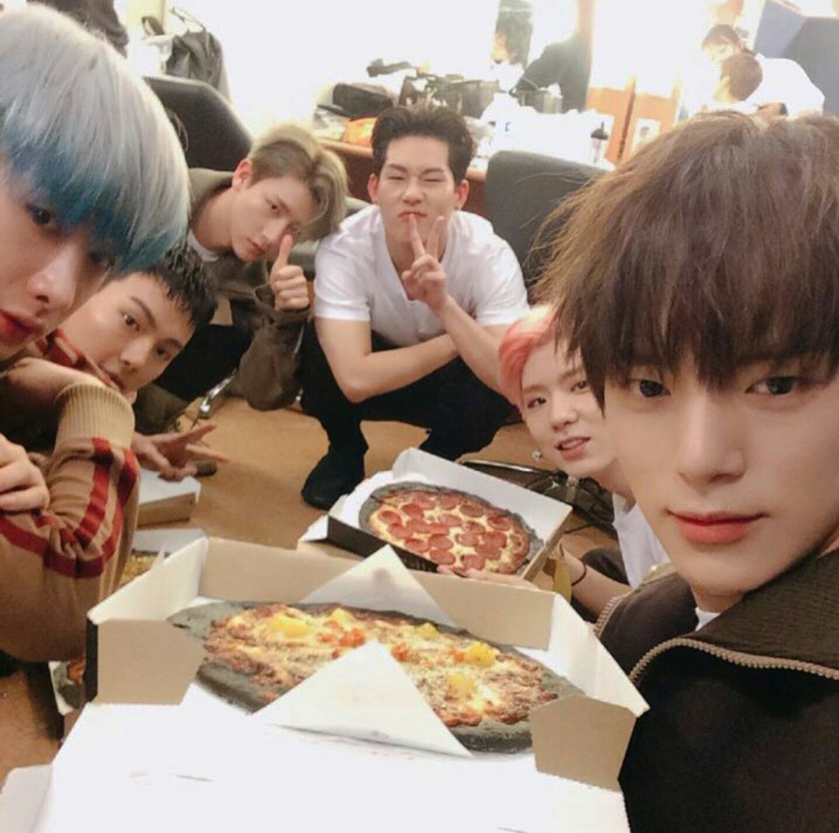 stiacthaorl's tweet photo. ฮรี่ๆ ~~ 🍕🍻 #SliceOfTheMoon https://t.co/414vokznOO