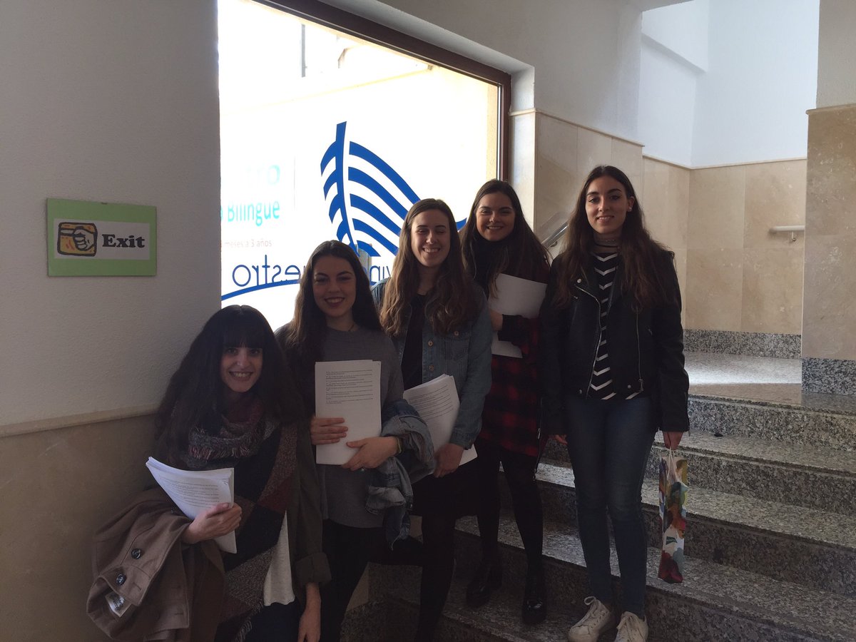 divinomaestrosa's tweet photo. Estudiantes @PsicologiaUSAL pasando cuestionario "influencia del feminismo" @clarasevero @vRocio_ @anaruiz_16 @teresavalero12 @patriitejido https://t.co/a7bBGHP65a