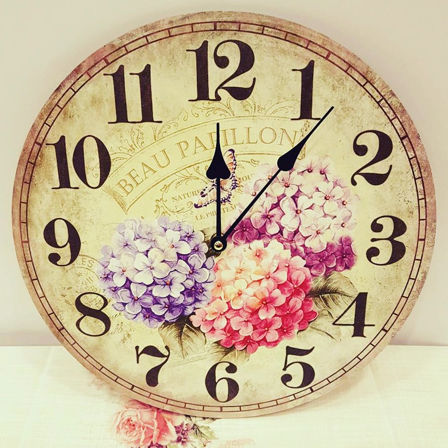 dilibroinlibro's tweet photo. In vetrina in questo momento presso @dilibroinlibro 
#28marzo #vetrina #vintage #orologio #faiunregalo https://t.co/DtYiBGIzhZ