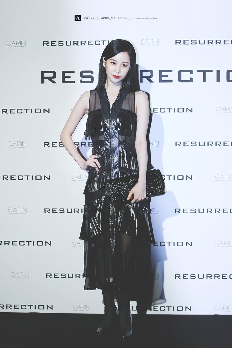 [PIC][28-03-2017]SeoHyun tham dự sự kiện ra mắt BST Thu - Đông của thương hiệu "RESURRECTION" trong khuôn khổ "2017 S/S HERA Seoul Fashion Week" vào chiều nay   - Page 2 C8AXNPqVYAA1W7L