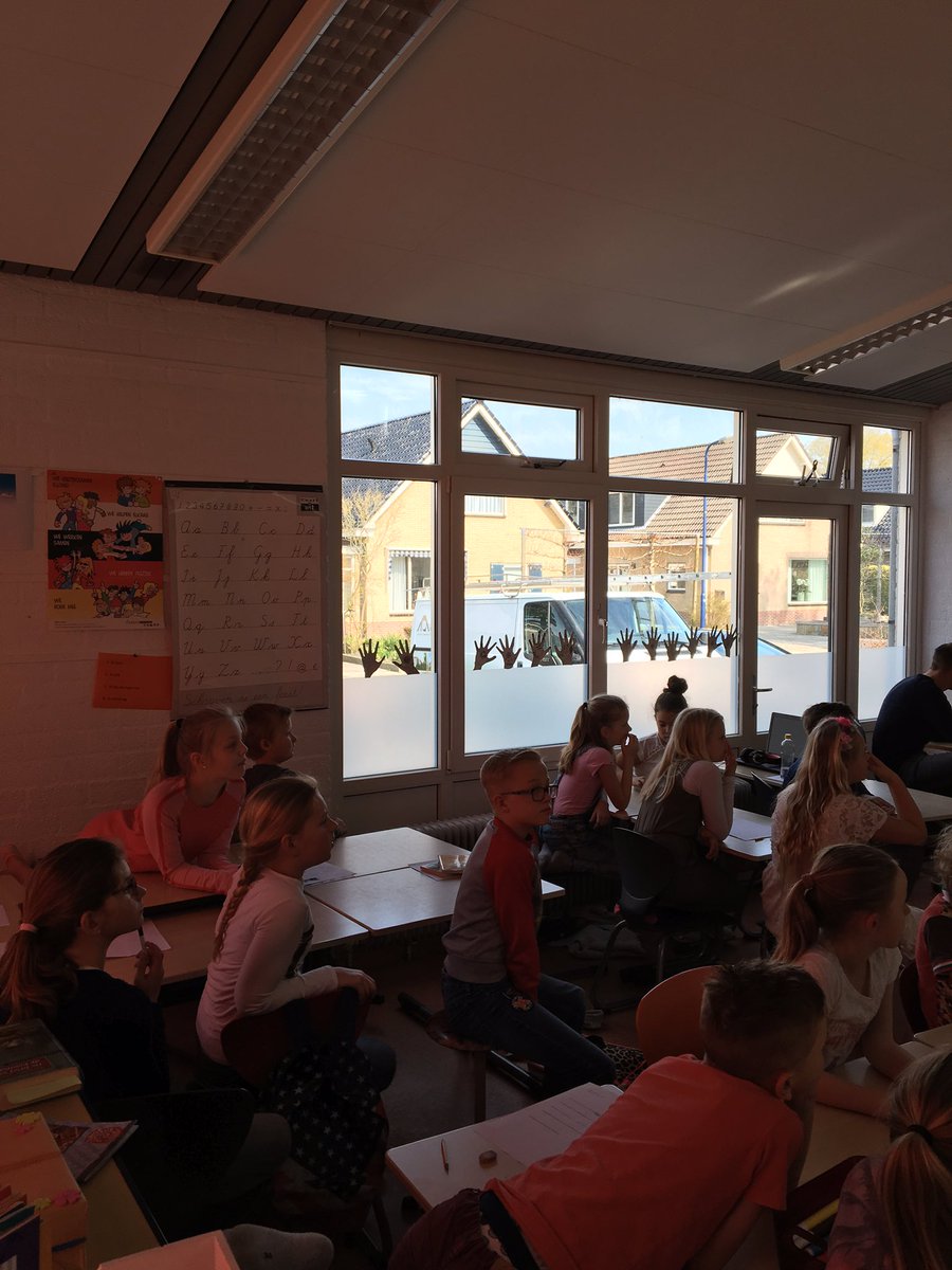 Jessica_Peins's tweet photo. Superleuke gastles gegeven aan groep 6 @dekabas.Kinderen leren omgaan met geld.#bankvoordeklas #aandeelinelkaar #rabolnwf https://t.co/pykTZjp2Jz