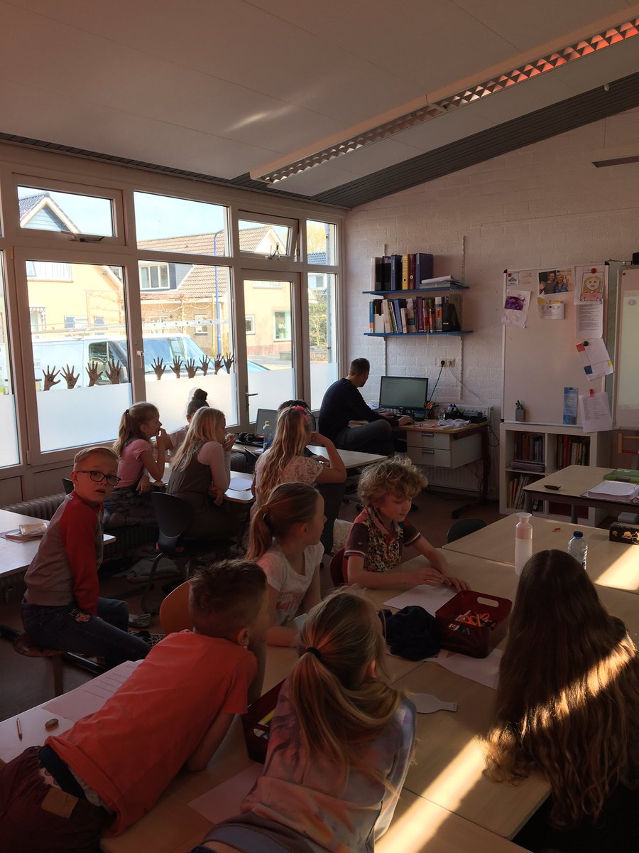 Jessica_Peins's tweet photo. Superleuke gastles gegeven aan groep 6 @dekabas.Kinderen leren omgaan met geld.#bankvoordeklas #aandeelinelkaar #rabolnwf https://t.co/pykTZjp2Jz