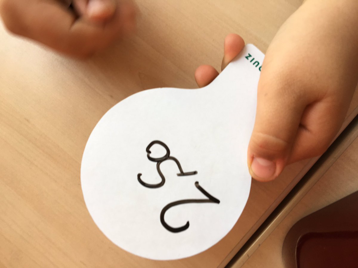Jessica_Peins's tweet photo. Superleuke gastles gegeven aan groep 6 @dekabas.Kinderen leren omgaan met geld.#bankvoordeklas #aandeelinelkaar #rabolnwf https://t.co/pykTZjp2Jz