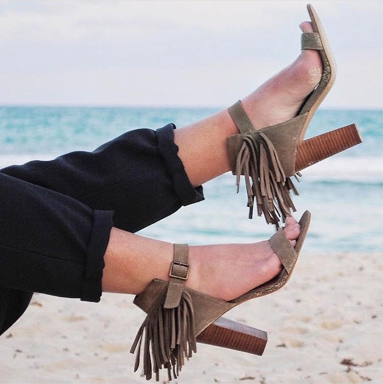 SaksOFF5TH's tweet image. Obsessed w/ these @shopdolcevita #fringe sandals on @courtney_robinsonn! #OFF5THFinds 😍 so5.co/eiVkbD