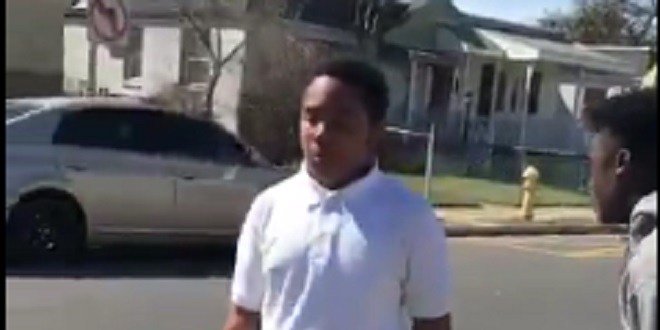 flashinfoma's tweet image. Vidéo : un jeune Américain intervient lors d’une bagarre de rue et reçoit les honneurs… bit.ly/2ne8N1B