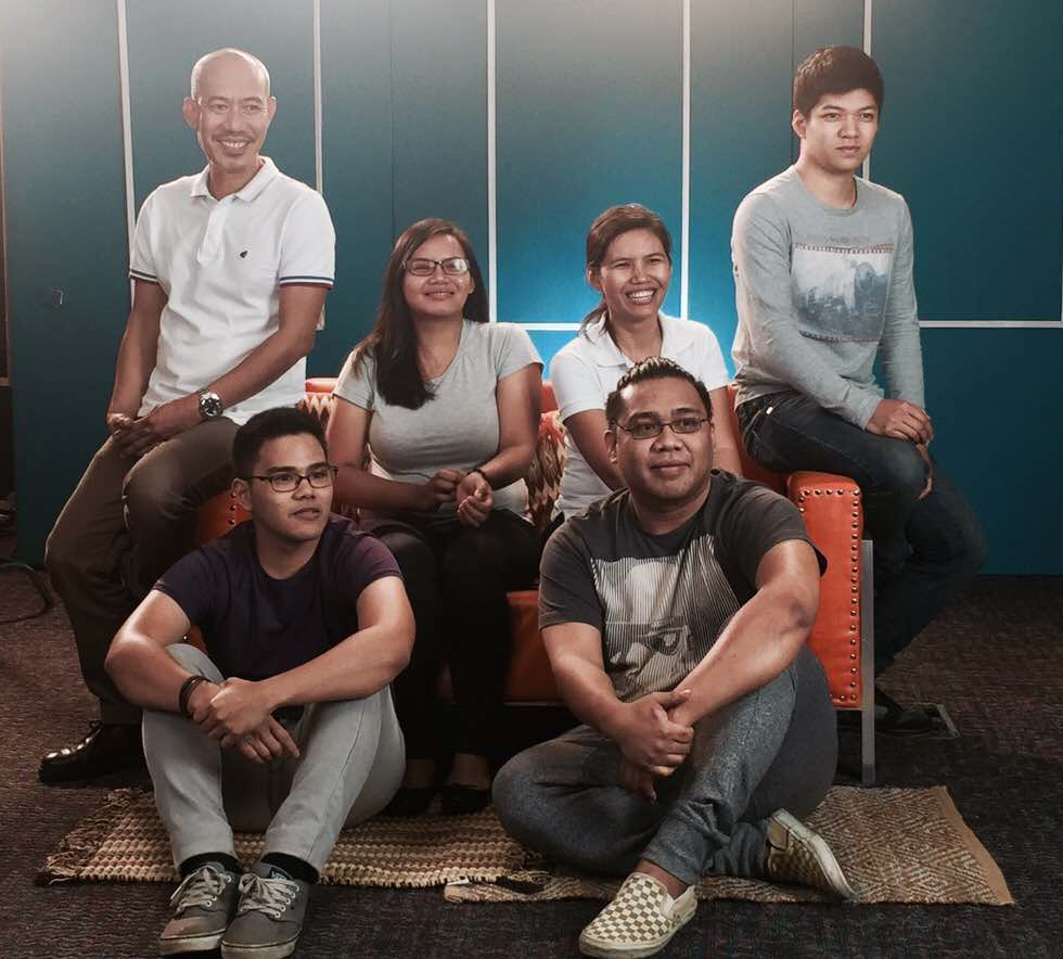 JerryGracio's tweet photo. Before the last script, family pic.

#TeamTGL Creatives
#TheGreatestLove https://t.co/kQLgJkLi23