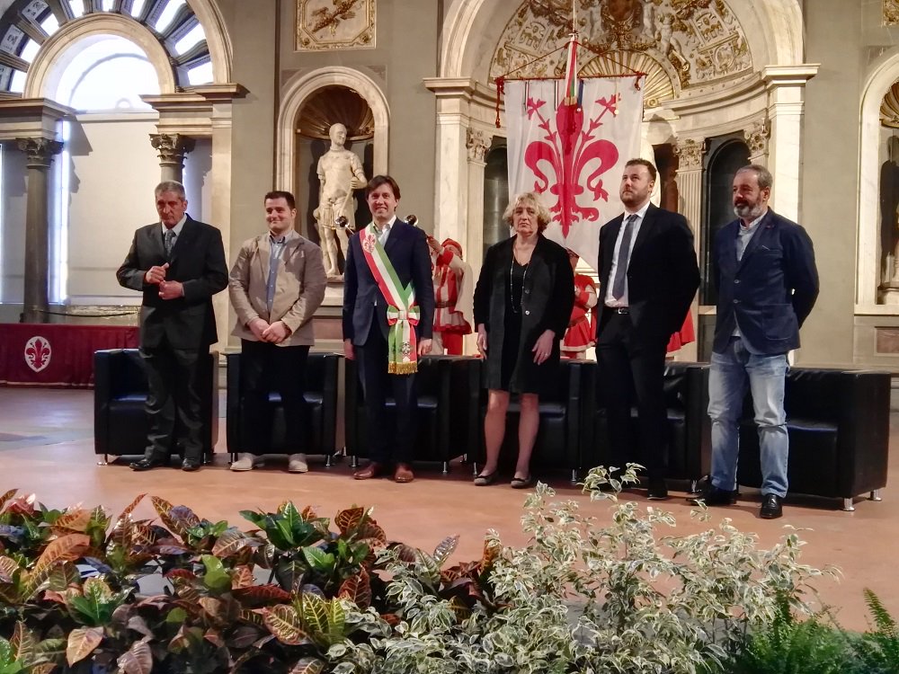 Publiacqua's tweet photo. #Publiacqua: Fiorino d'Oro ai nostri operai e tecnici per #Torrigiani grazie a tutti per il grane lavoro @comunefi @AnsaToscana @Lady_Radio https://t.co/LRMK49wVgT
