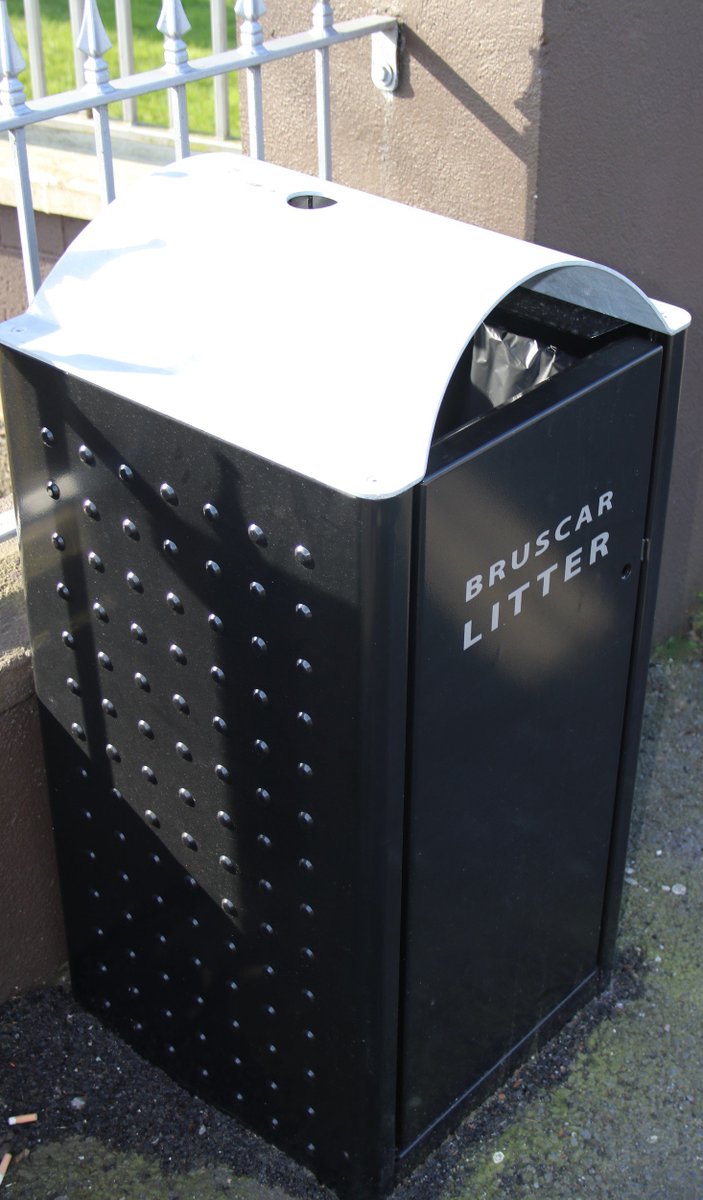 TTNewbridge's tweet photo. Thanks @KildareCoCo 4 replacing damaged / broken bins in #Newbridge. 
Improving the public realm.
Please don't throw #Litter on our streets. https://t.co/Chg4aYFw7Q