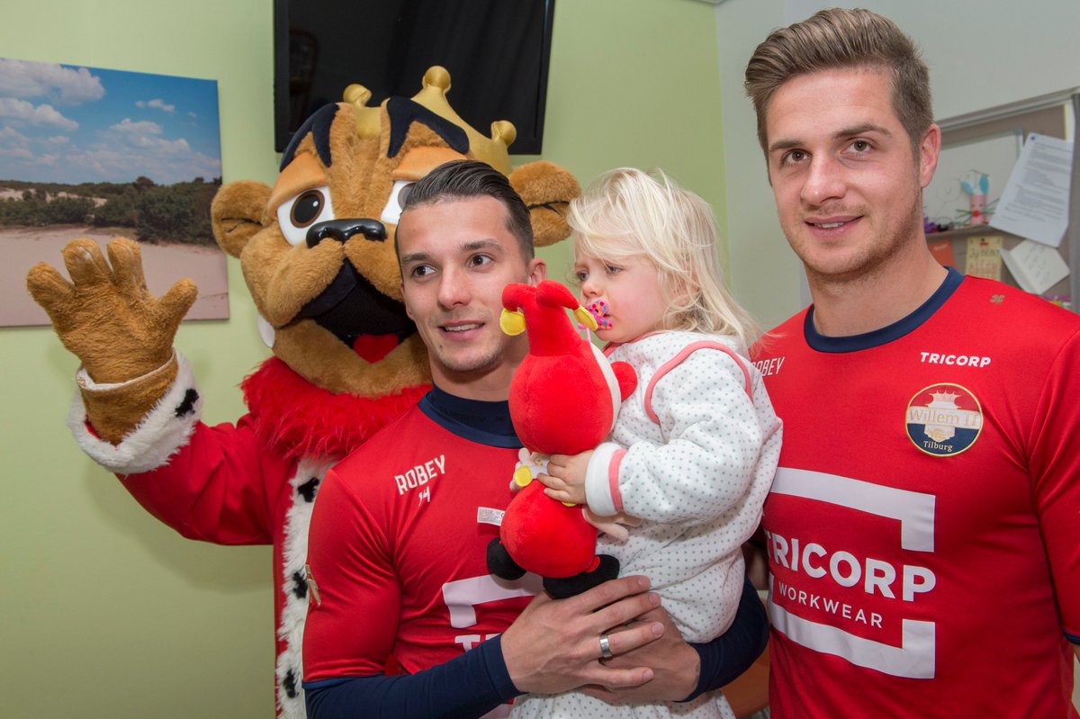 Wat een verrassing! Aanvoerder Jordens Peters, Jordy Croux en mascotte Kingo <a href="/WillemII/">Willem II</a> op bezoek bij patiëntjes kinderafdeling ETZ #willemii