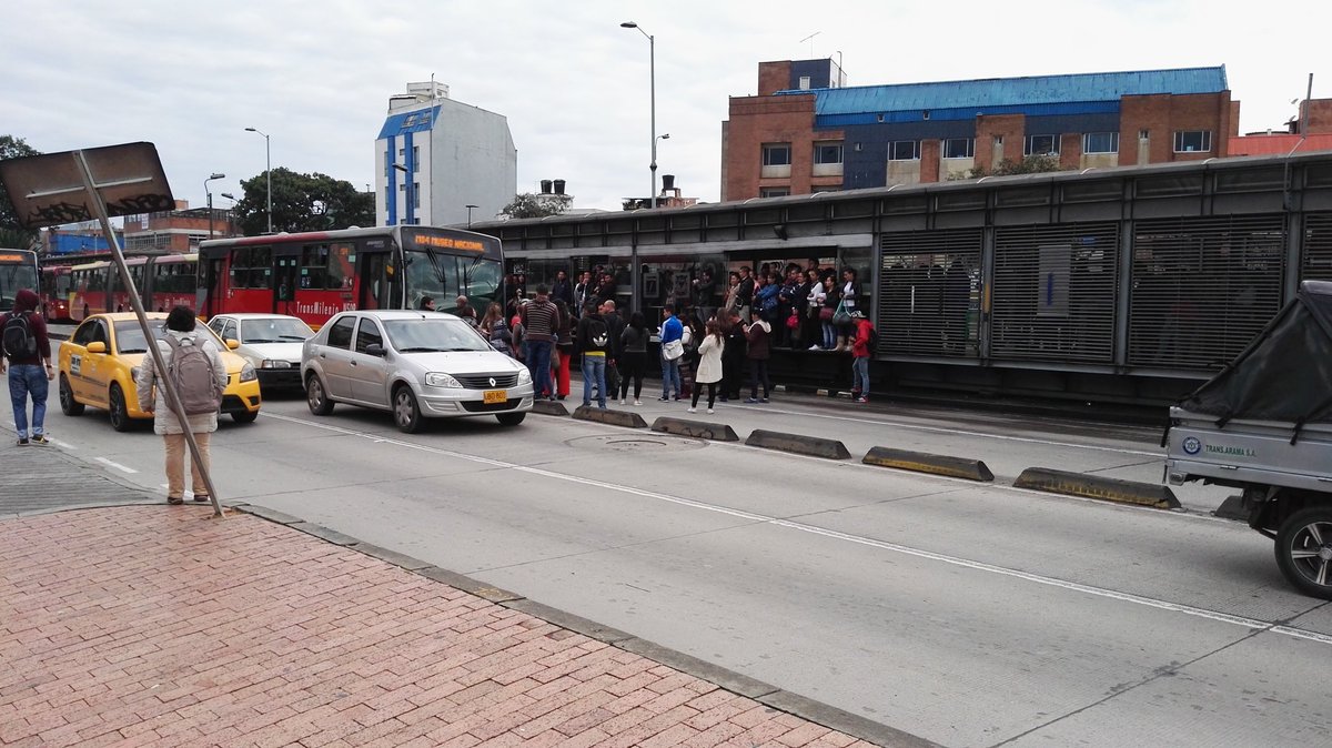 AddamsHomero's tweet photo. Paisaje común en transmilenio, en transversal 91 (Av Suba) https://t.co/U7YhWNNWNa