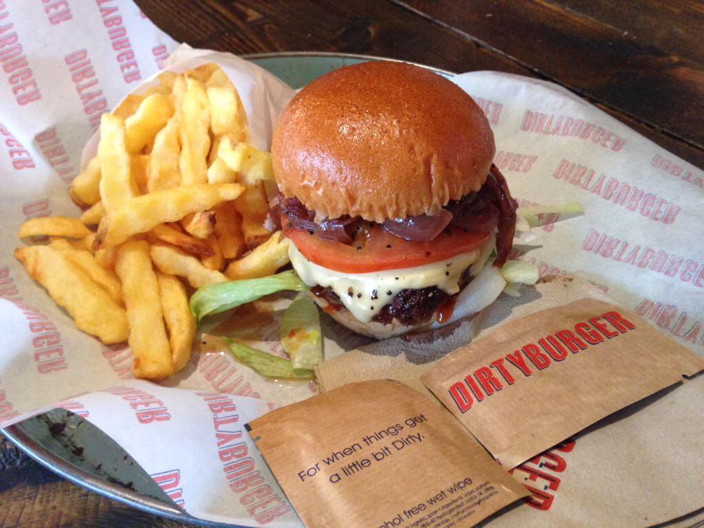 PassportGoals's tweet photo. From patties and toppings to bread and sauces, here are 5 of London's best burgers https://t.co/vp5nGmE6BS 🍔#burger #london #foodie https://t.co/etmE3xcMR8