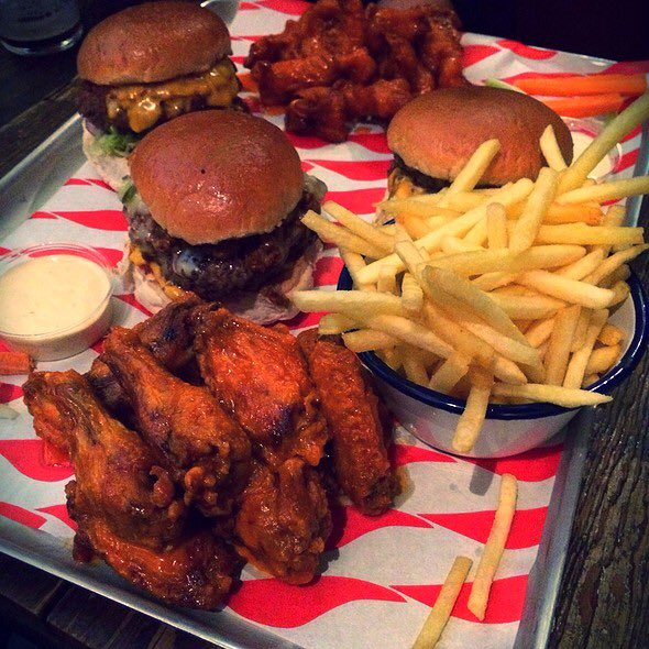 PassportGoals's tweet photo. From patties and toppings to bread and sauces, here are 5 of London's best burgers https://t.co/vp5nGmE6BS 🍔#burger #london #foodie https://t.co/etmE3xcMR8